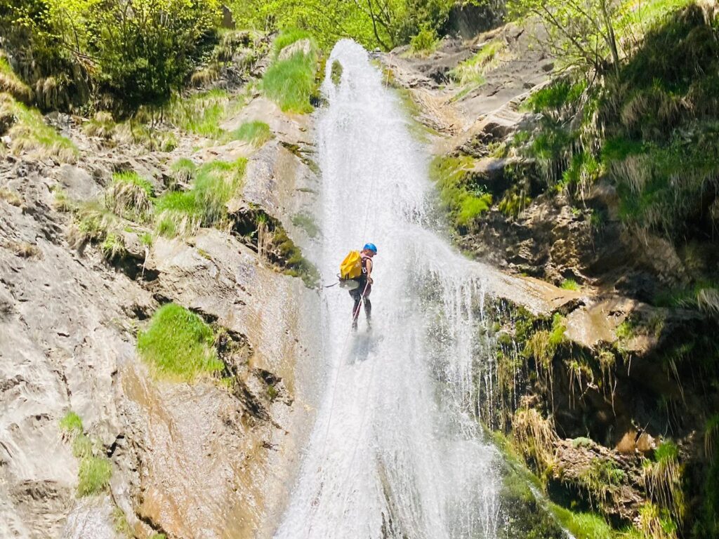 Canyoning vallée d'ossau rappel sur corde
